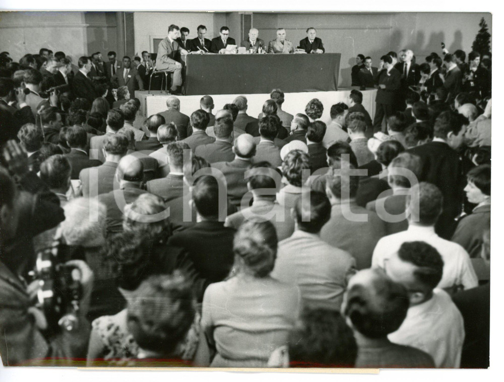 1960 PARIS TROCADERO Nikita KRUSCIOV durante conferenza stampa *Foto 18x13 cm Fotografia d'epoca con didascalia coeva al verso. CONDIZIONI: FAIR (bassa qualit&agrave; di stampa; ondulatura al margine inferiore)FORMATO: 18x13 cm     originale e autentica 1