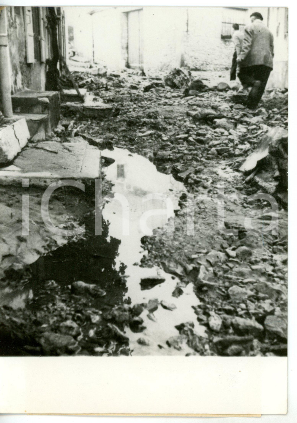 1960 NUBIFRAGIO A DIEULEFIT (F) Strada devastata dall'alluvione *Foto 13x18 cm Fotografia d'epoca con didascalia coeva al verso. CONDIZIONI: FAIR (bassa qualit&agrave; di stampa)FORMATO: 13x18 cm     originale e autentica 1
