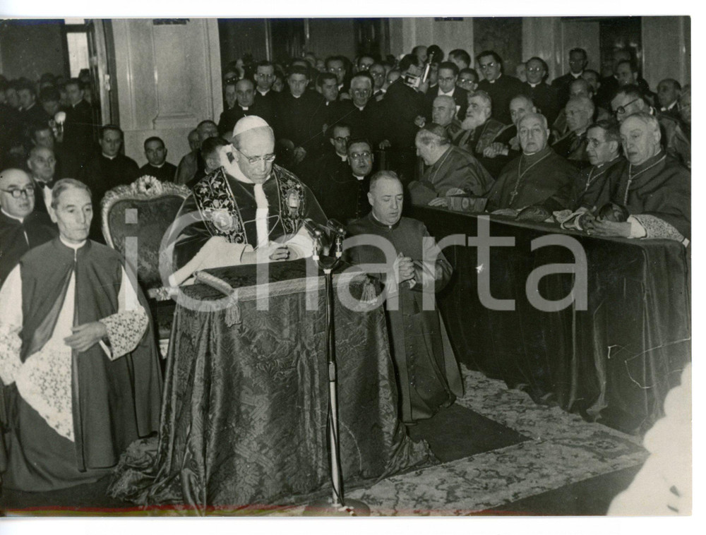 1957 ROMA Almo Collegio Capranica - Papa PIO XII celebra il centenario *Foto Fotografia d'epoca con didascalia coeva al verso. CONDIZIONI: G (ma difetti di stampa al margine destro)FORMATO: 18x13 cm     originale e autentica 1