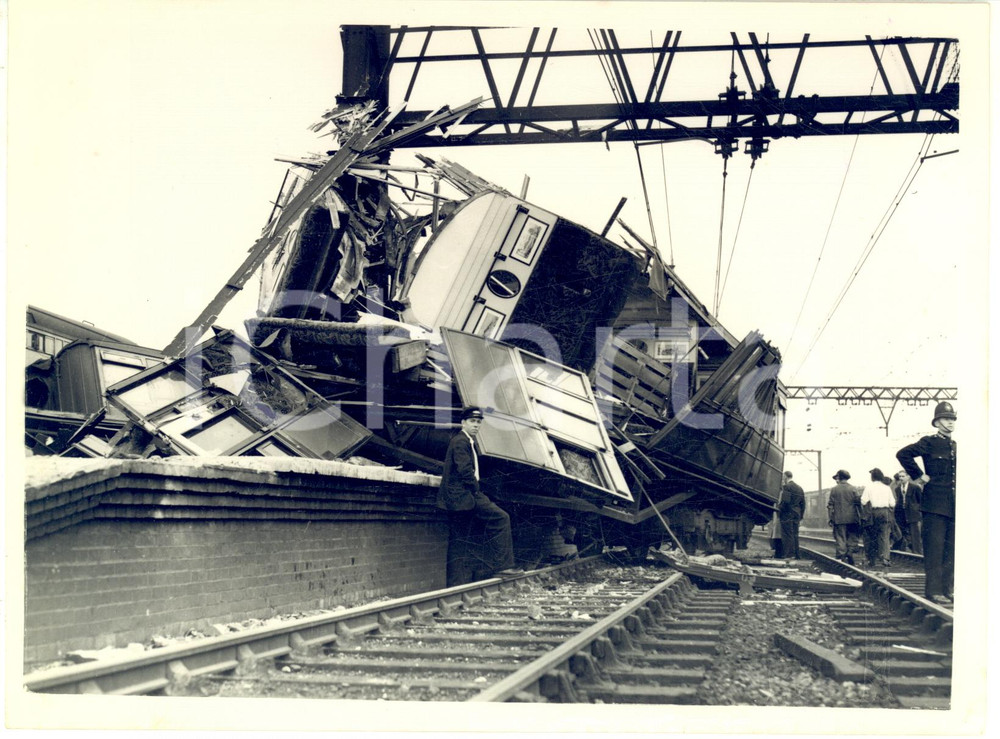 1953 BETHNAL GREEN Rail crash - Coach derailed up on the platform *Photo 20x15