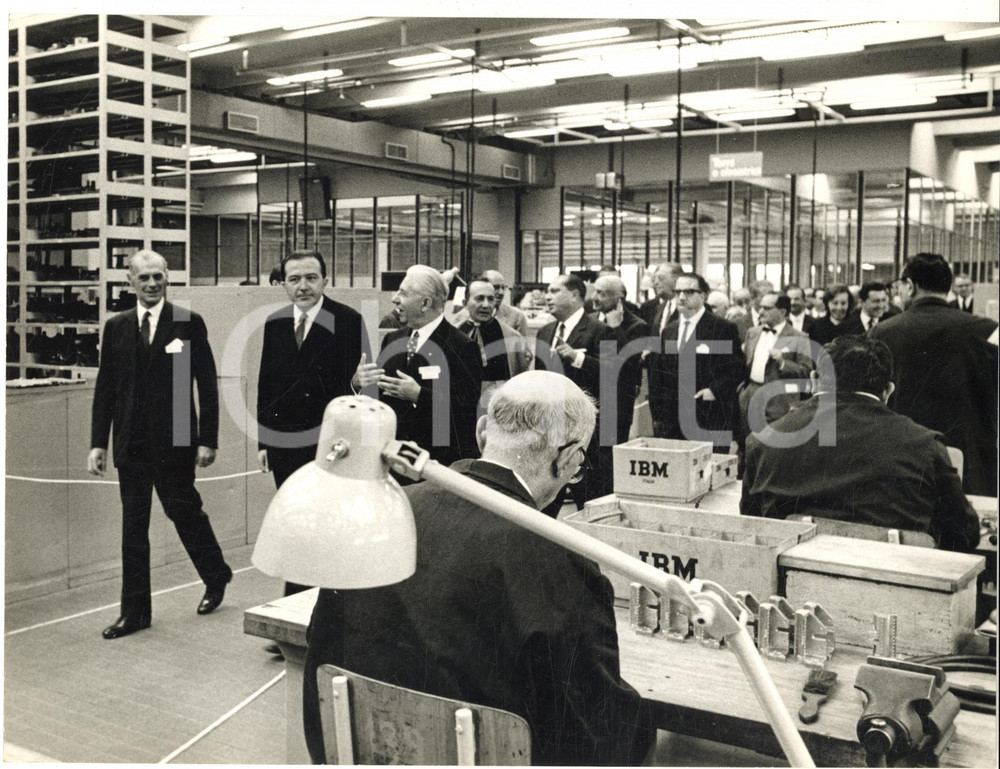 1966 VIMERCATE Giulio ANDREOTTI in visita allo stabilimento IBM *Foto 24x18 Fotografia d'epoca con didascalia coeva al verso.  CONDIZIONI: G FORMATO: 24x18 cm     originale e autentica 1