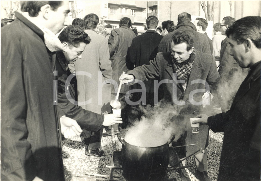 1965 MILANO Sciopero RIZZOLI - I tipografi improvvisano una mensa - Foto 24x18 Fotografia d'epoca con didascalia coeva.  CONDIZIONI: G (ma lievi graffi superficiali) FORMATO: 24x18  cm    originale e autentica 1