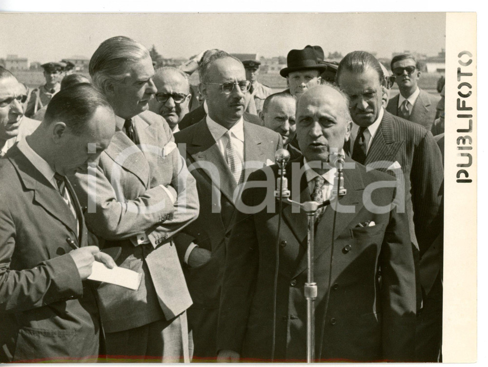 1954 ROMA CIAMPINO Anthony EDEN e Attilio PICCIONI circondati da giornalisti Fotografia d'epoca con didascalia coeva al verso. CONDIZIONI: GFORMATO: 18x13 cm     originale e autentica 1
