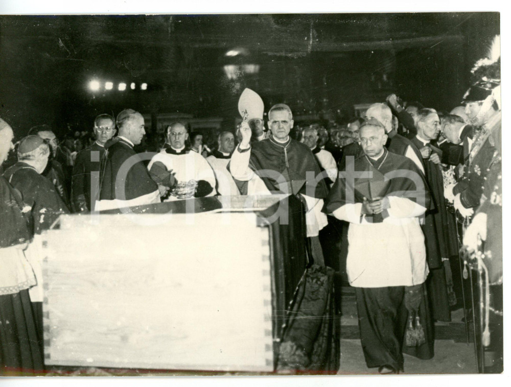 1958 VATICANO - SAN PIETRO Tumulazione Papa PIO XII - La benedizione della bara Fotografia d'epoca con didascalia coeva al verso. CONDIZIONI: FAIR (bassa qualit&agrave; di stampa)FORMATO: 18x13 cm     originale e autentica 1
