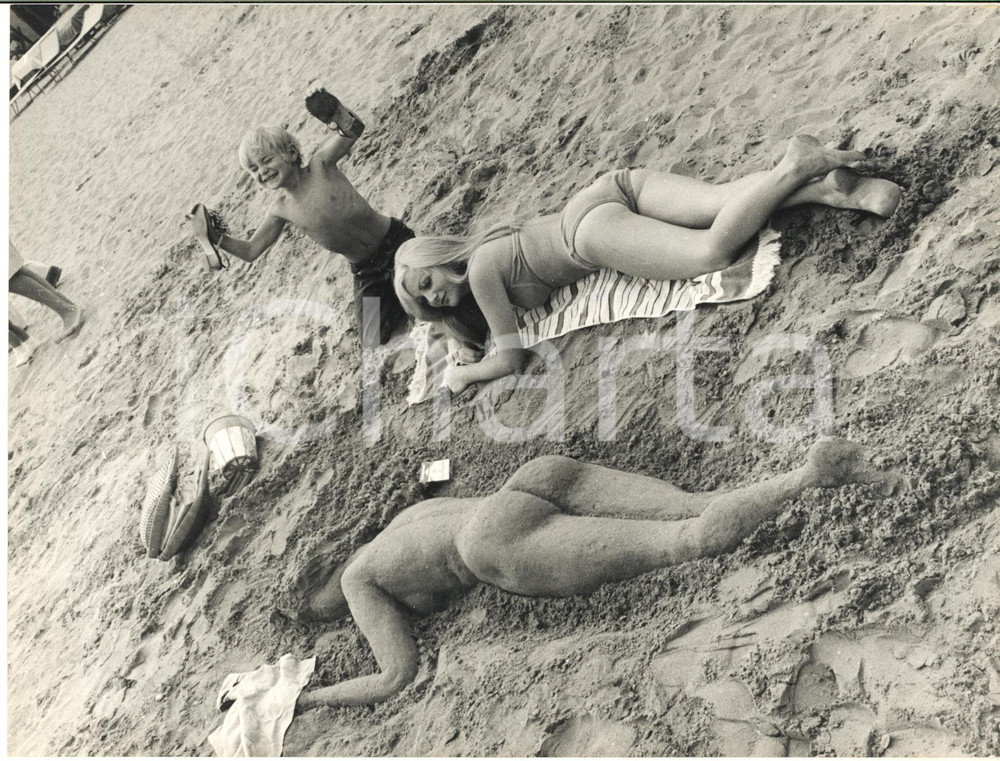 1968 VENEZIA Mostra del Cinema - Ketty MARSALA posa per nudo sulla sabbia *Foto  Fotografia d'epoca con didascalia coeva al verso.   CONDIZIONI: G FORMATO: 24x18 cm      originale e autentica 1