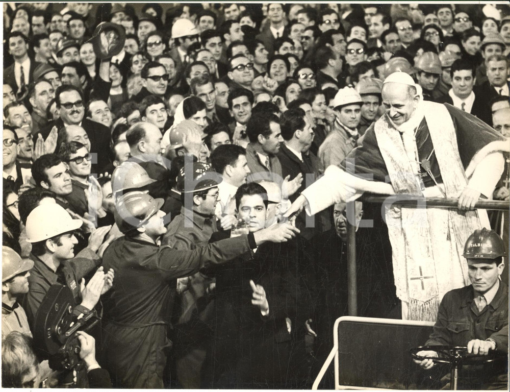 1968 TARANTO Papa Paolo VI celebra Messa di Natale tra gli operai IRI *Foto Fotografia d'epoca, con didascalia dattiloscritta coeva al verso.CONDIZIONI: G (ma lievi rigature)FORMATO: 24x18 cm       originale e autentica 1