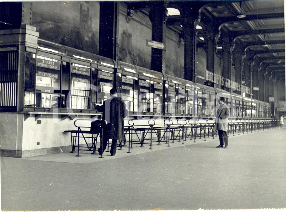 Fotografia d epoca originale 1963 PARIS GARE DE LYON GrÃ¨ve des cheminots  Salle des guichets dÃ©serte Photo 1