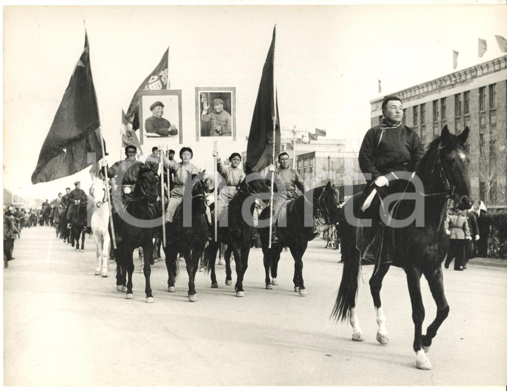 1968  MONGOLIA Parata rivoluzionari comunisti mongoli a cavallo FOTO DANNEGGIATA Fotografia d'epoca, con didascalia dattiloscritta coeva al verso.CONDIZIONI: VERY POOR (profonda piegatura al lato sinistro, con piccola sbrecciatura)FORMATO: 24x18 cm      originale e autentica 1