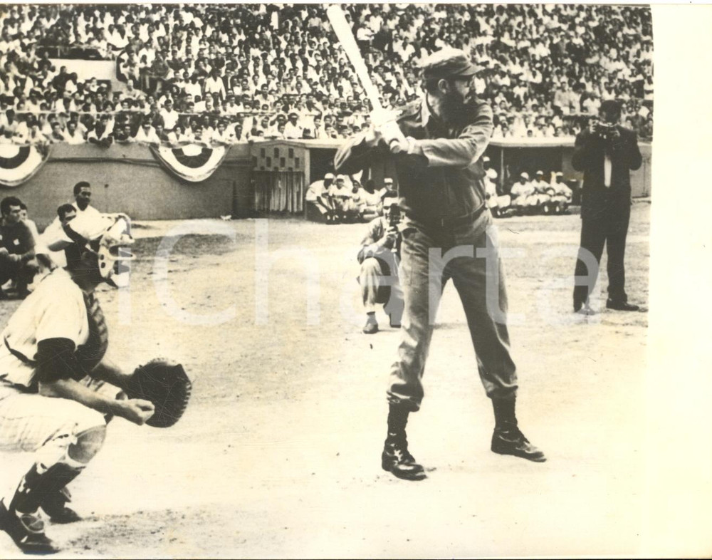 1963 L'AVANA Fidel CASTRO dà il primo colpo al campionato di baseball - Foto 