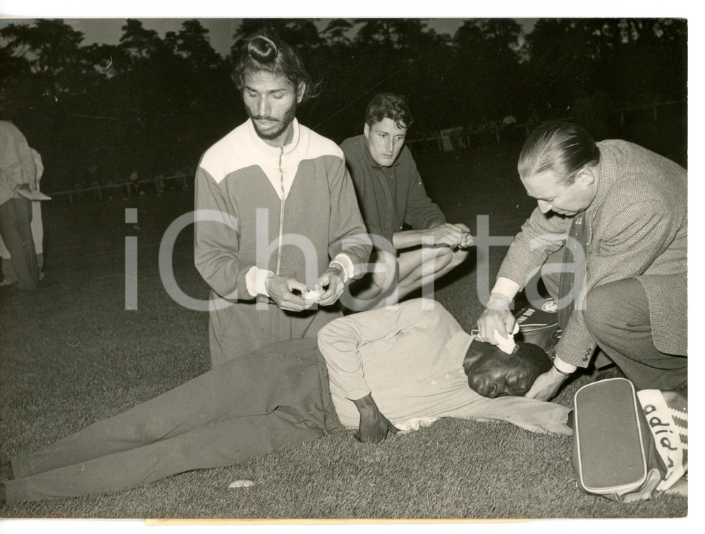 1960 FONTAINEBLEAU - ATLETICA Milkha SINGH con Abdoulaye SEYE colto da malore Fotografia d'epoca, con didascalia coeva al verso. CONDIZIONI: GFORMATO: 18x13 cm     originale e autentica 1