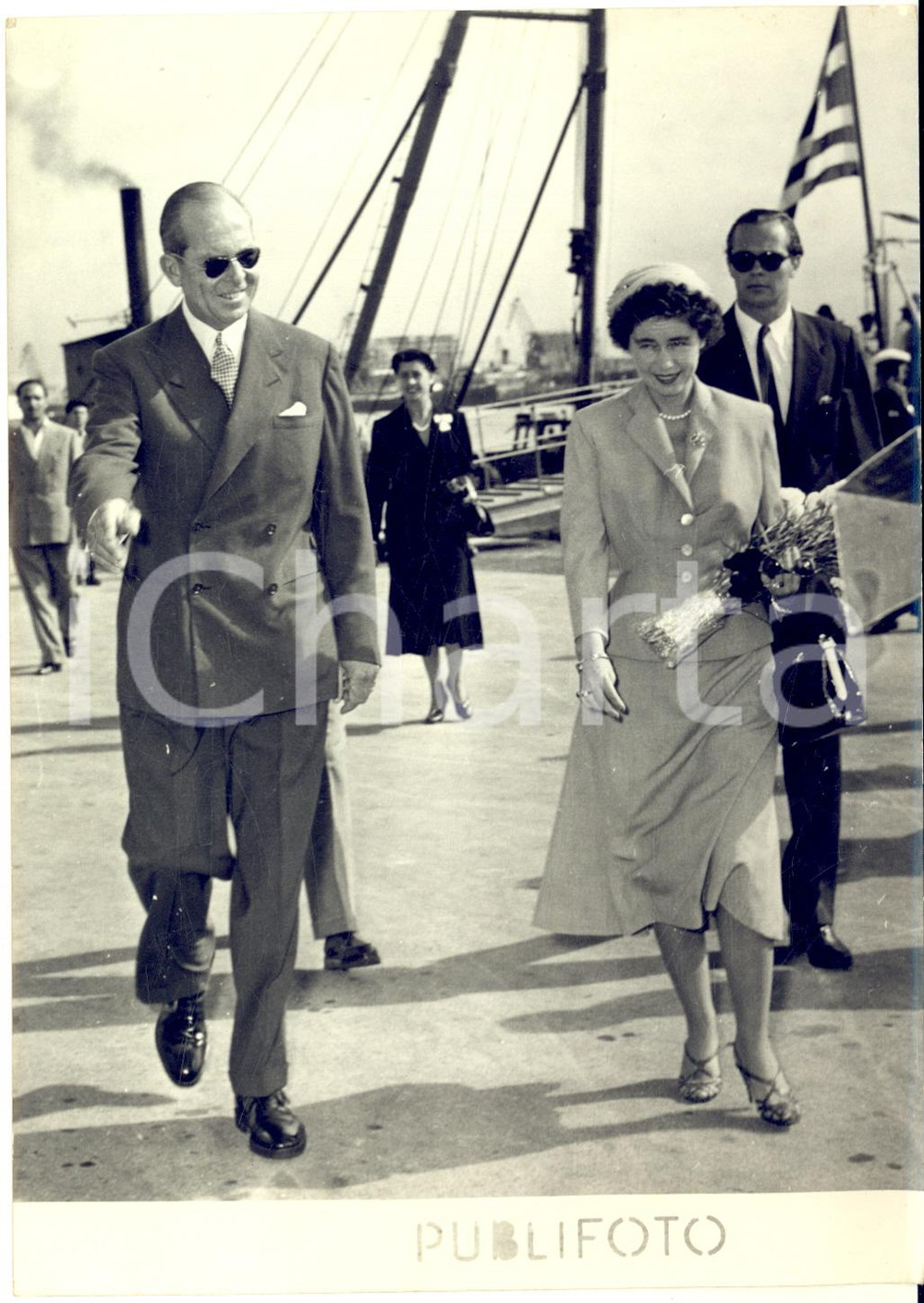 1953 NAPOLI Re Paolo e Federica di Grecia sbarcano da nave "Navarrino" *Foto Fotografia d'epoca, con didascalia coeva al verso. CONDIZIONI: G FORMATO: 13x18 cm     originale e autentica 1