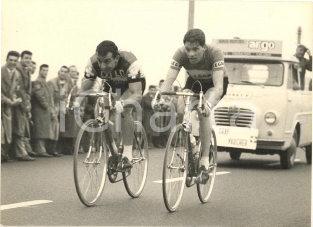 1957 CICLISMO TROFEO BARACCHI Passaggio di Rolf GRAF e Alcide VAUCHER *Foto  Fotografia d'epoca con didascalia coeva al verso.   CONDIZIONI: FAIR (sovraimpressione al margine inferiore) FORMATO: 18x13 cm     originale e autentica 1