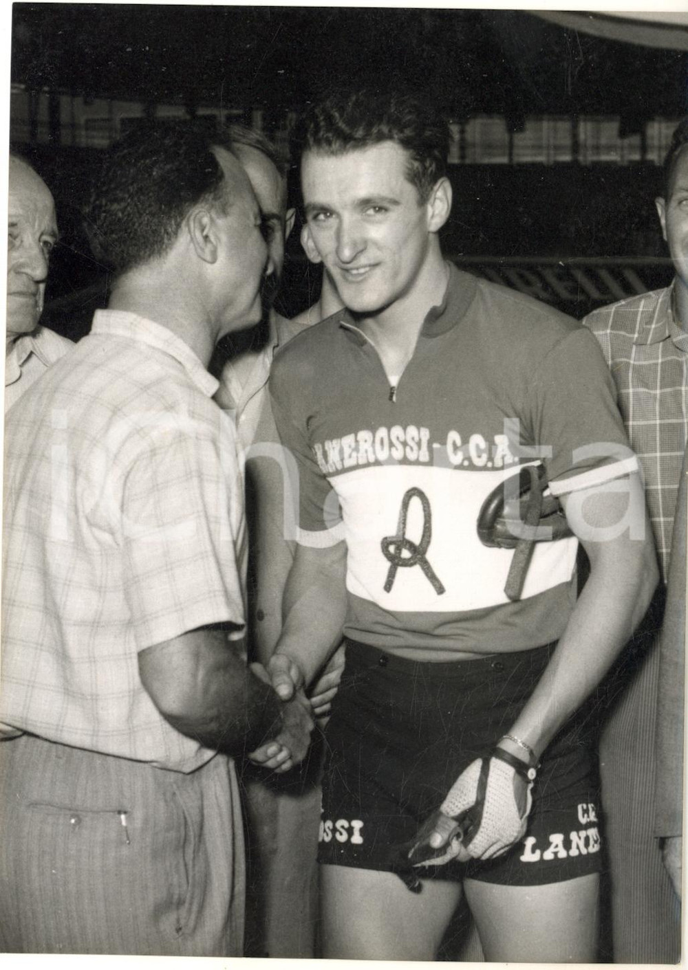 1955 CICLISMO MILANO - Valentino GASPARELLA record mondiale 500 metri *Foto  Fotografia d'epoca con didascalia coeva al verso.    CONDIZIONI: G FORMATO: 13x18 cm     originale e autentica 1