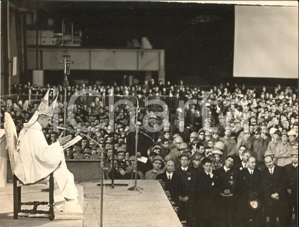 1968 TARANTO Papa Paolo VI celebra Messa di Natale tra gli operai dell'IRI *Foto Fotografia d'epoca, con didascalia dattiloscritta coeva al verso.CONDIZIONI: G FORMATO: 24x18 cm      originale e autentica 1