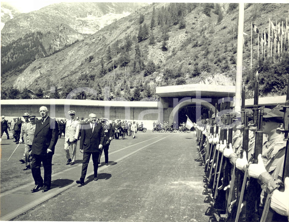 1965 Inaugurazione Traforo MONTE BIANCO *Charles DE GAULLE Giuseppe SARAGAT Fotografia d'epoca, con didascalia dattiloscritta coeva al verso, scattata a Courmayeur.CONDIZIONI: FAIR (lieve sovraimpressione del timbro al recto)FORMATO: 24x18 cm      originale e autentica 1