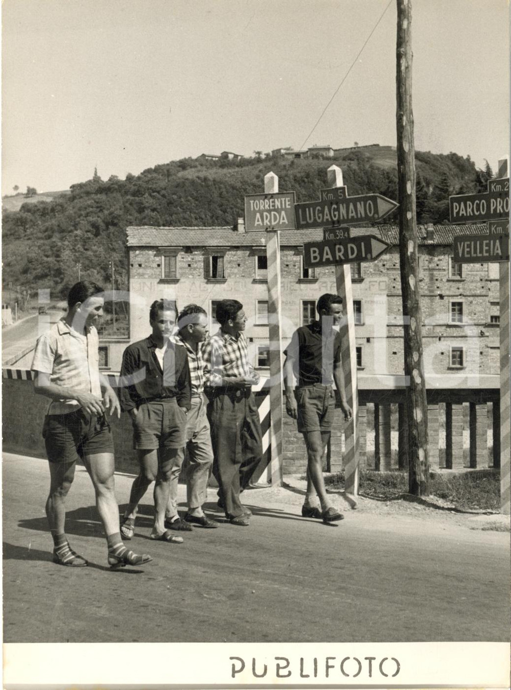 1954 CICLISMO CASTELL'ARQUATO Ritiro dilettanti per campionati mondiali *Foto Fotografia d'epoca, con didascalia dattiloscritta coeva al verso.Sono presenti nella foto: Maule, Chiarlone, Moser e Fabbri. CONDIZIONI: G (ma lieve piegatura) FORMATO: 13x18 cm    originale e autentica 1
