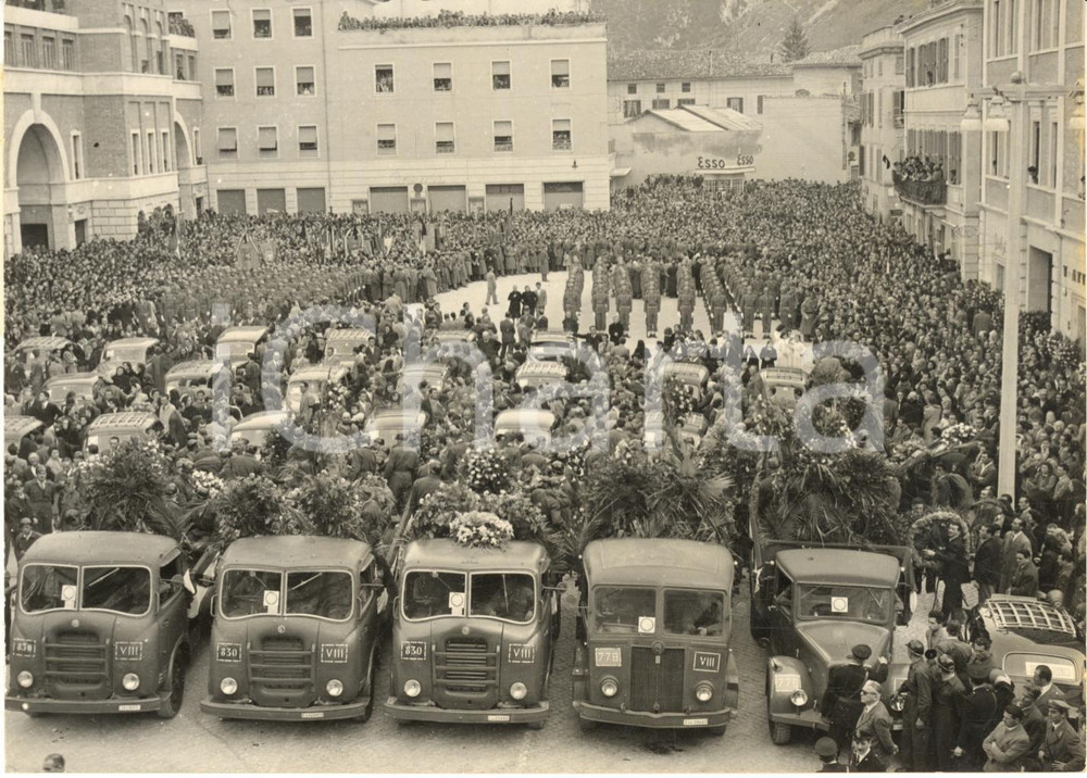 1955 SPOLETO (PG) Funerali dei minatori vittime del disastro di MORGNANO *Foto Fotografia d'epoca, con didascalia coeva al verso. CONDIZIONI: FAIR (piccola piegatura centrale; lieve sovraimpressione circolare)FORMATO: 18x13 cm     originale e autentica 1