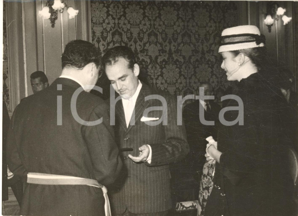 1957 MENTON Principi Ranieri e Grace di Monaco con il sindaco Francis PALMERO  Fotografia d'epoca con didascalia coeva.    CONDIZIONI: G (ma lieve piegatura centrale) FORMATO: 18x13 cm     originale e autentica 1