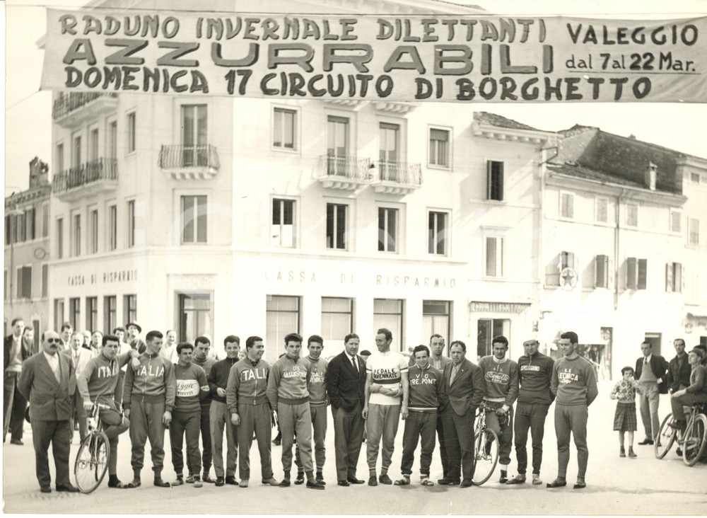 1955 ca CICLISMO VALEGGIO SUL MINCIO Raduno Dilettanti Azzurrabili *Foto 18x13 Fotografia d'epoca con didascalia coeva. CONDIZIONI: GFORMATO: 18x13 cm      originale e autentica 1