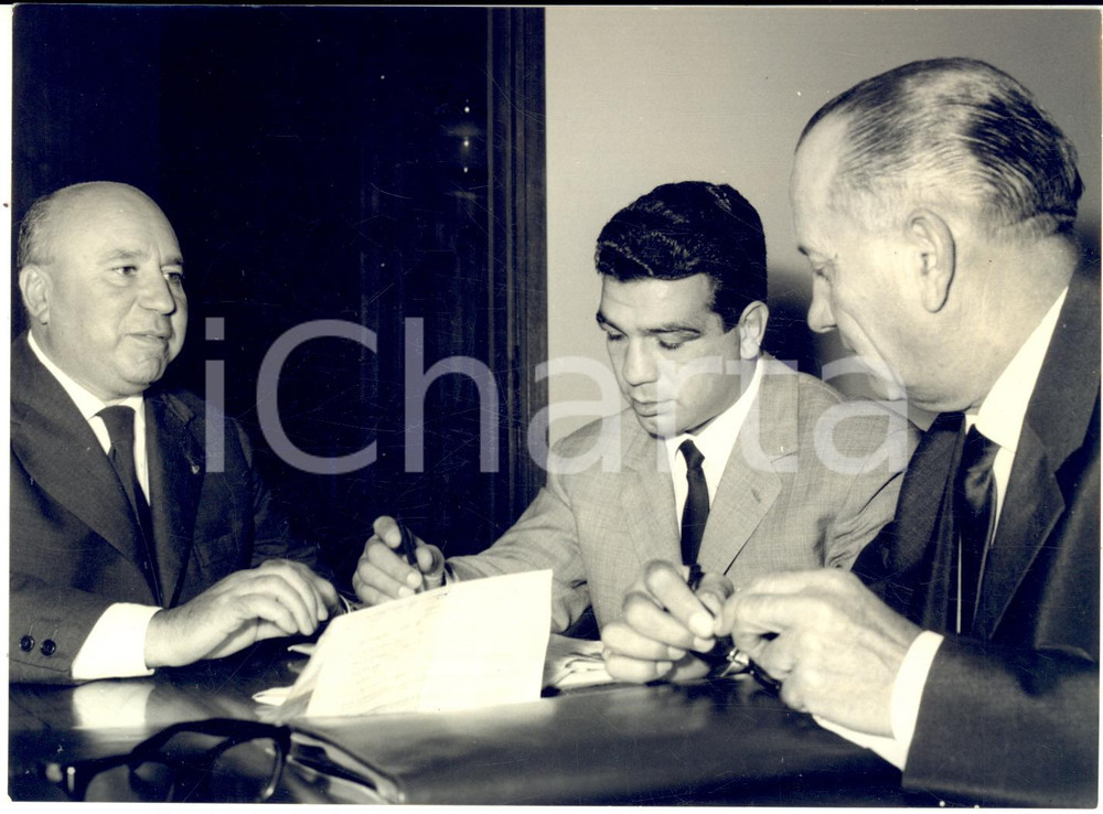 1962 MILANO Duilio LOI discute la decisione di ritirarsi dalla boxe *Foto 18x13 Fotografia d'epoca, con didascalia coeva al verso.Sono ritratti nella foto anche l'allenatore Steve Klaus e Vittorio Strumolo. CONDIZIONI: FAIR (piegatura al lato sinistro e minima macchia centrale)FORMATO: 18x13 cm     originale e autentica 1