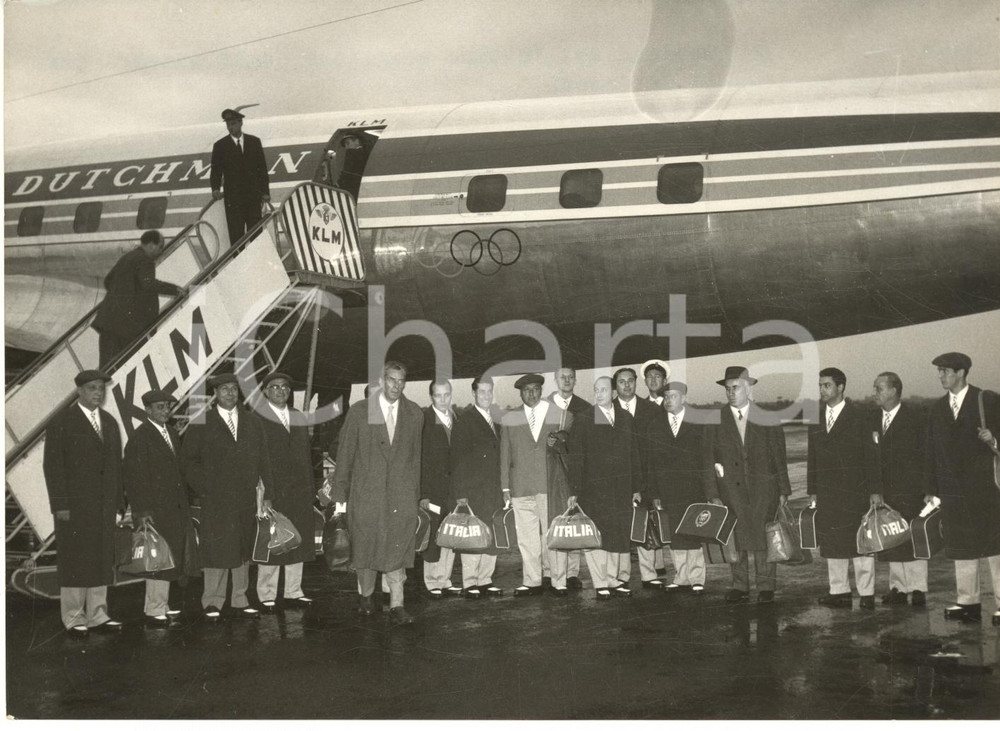 1956 ROMA Giulio ONESTI del CONI parte con gli azzurri per Olimpiadi Melbourne  Fotografia d'epoca con didascalia coeva. CONDIZIONI: FAIR (sovraimpressione al margine superiore e lievi macchie in trasparenza) FORMATO: 18x13 cm     originale e autentica 1
