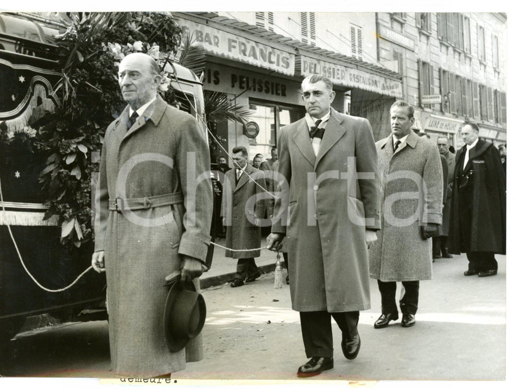 1959 MANTES-LA-JOLIE Funerali Francis PELISSIER - Antonin MAGNE e Jean NORET Fotografia d'epoca con didascalia coeva al verso. CONDIZIONI: FAIR (macchia al margine sinistro)FORMATO: 18x13 cm     originale e autentica 1