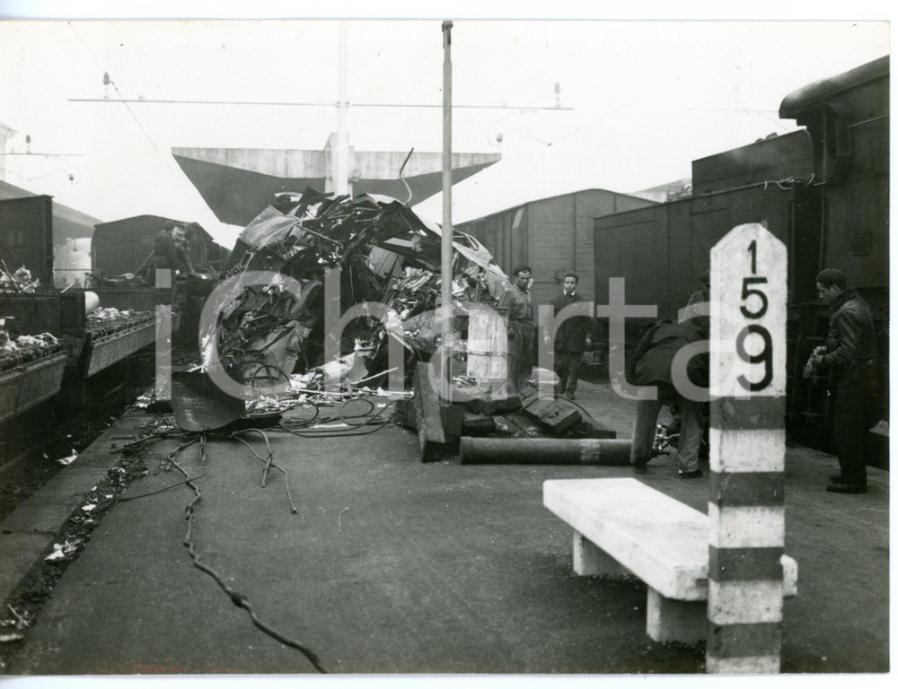 1957 DISASTRO FERROVIARIO DI CODOGNO Rottami del treno rapido MILANO-ROMA *Foto Fotografia d'epoca con didascalia coeva al verso. CONDIZIONI: GFORMATO: 18x13 cm     originale e autentica 1