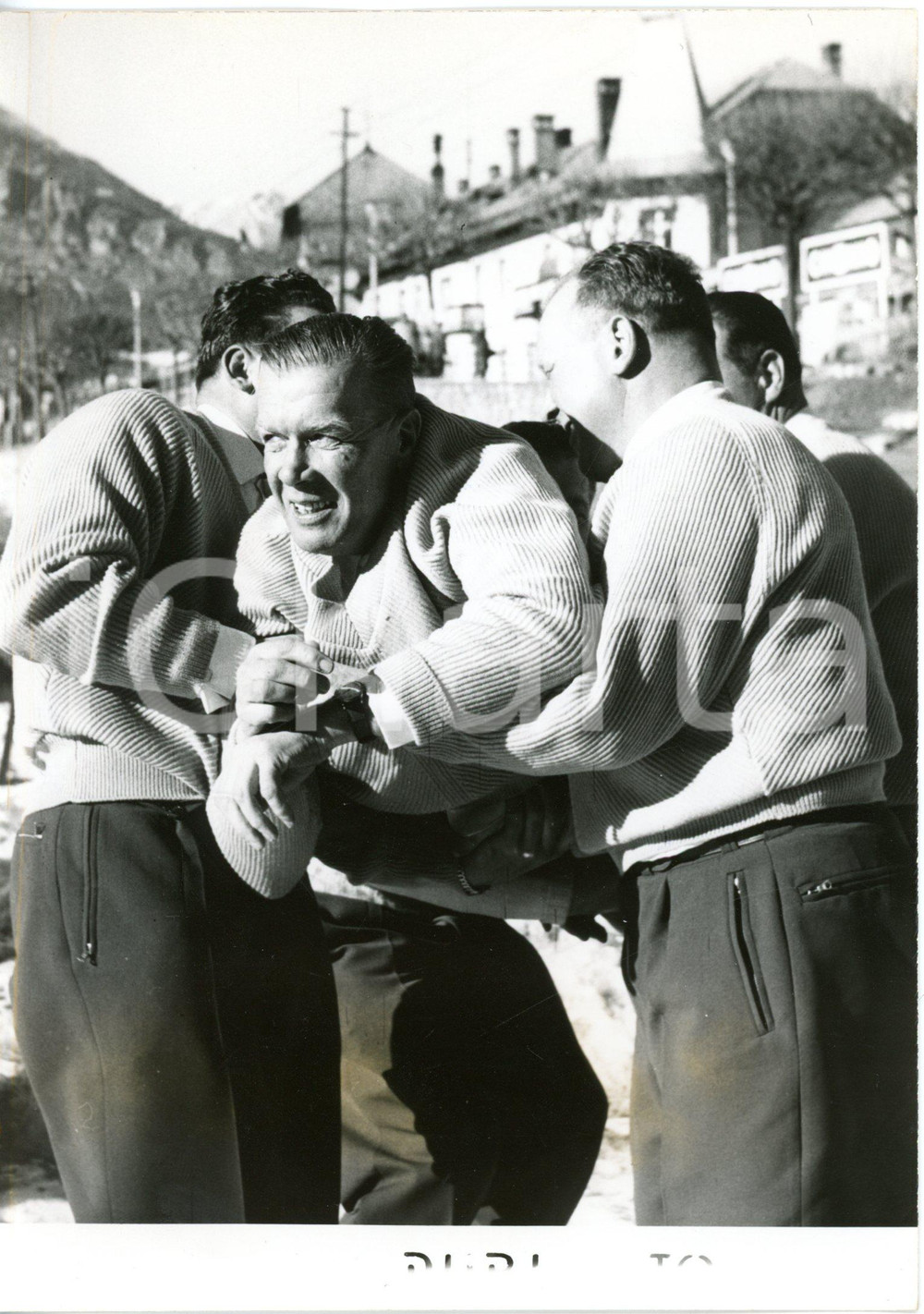 1956 OLIMPIADI CORTINA D'AMPEZZO - BOB - Squadra Svizzera festeggia Franz KAPUS