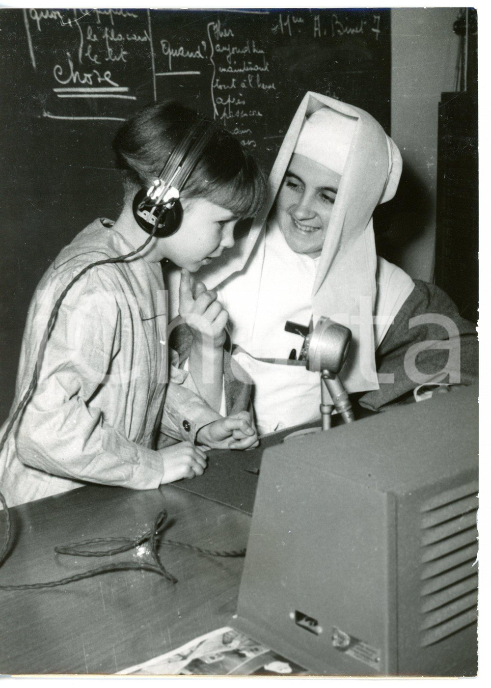 1955 ca BIARD Association Larnay Sagesse - Suora a lezione con un bambino sordo  Fotografia d'epoca con didascalia coeva al verso. CONDIZIONI: G (ma lievi difetti di stampa)FORMATO: 13x18 cm     originale e autentica 1
