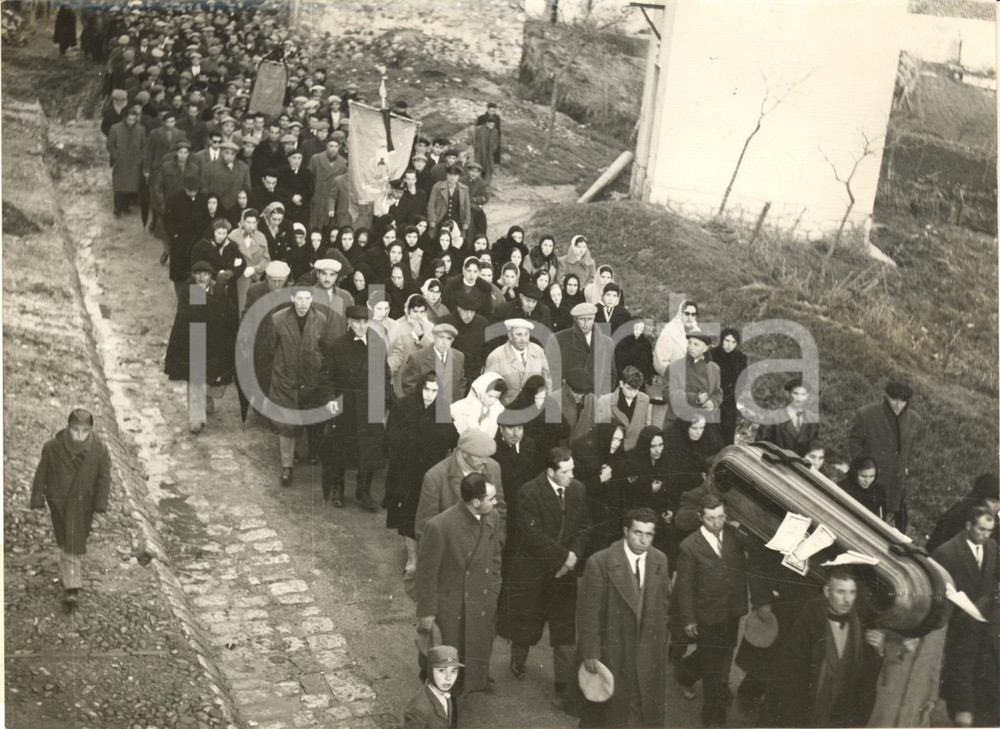 1961 VALLEDOLMO Funerali consigliere Saverio PANZICA ucciso a lupara - Corteo Fotografia d'epoca con didascalia coeva.  CONDIZIONI: G FORMATO: 18x13 cm    originale e autentica 1