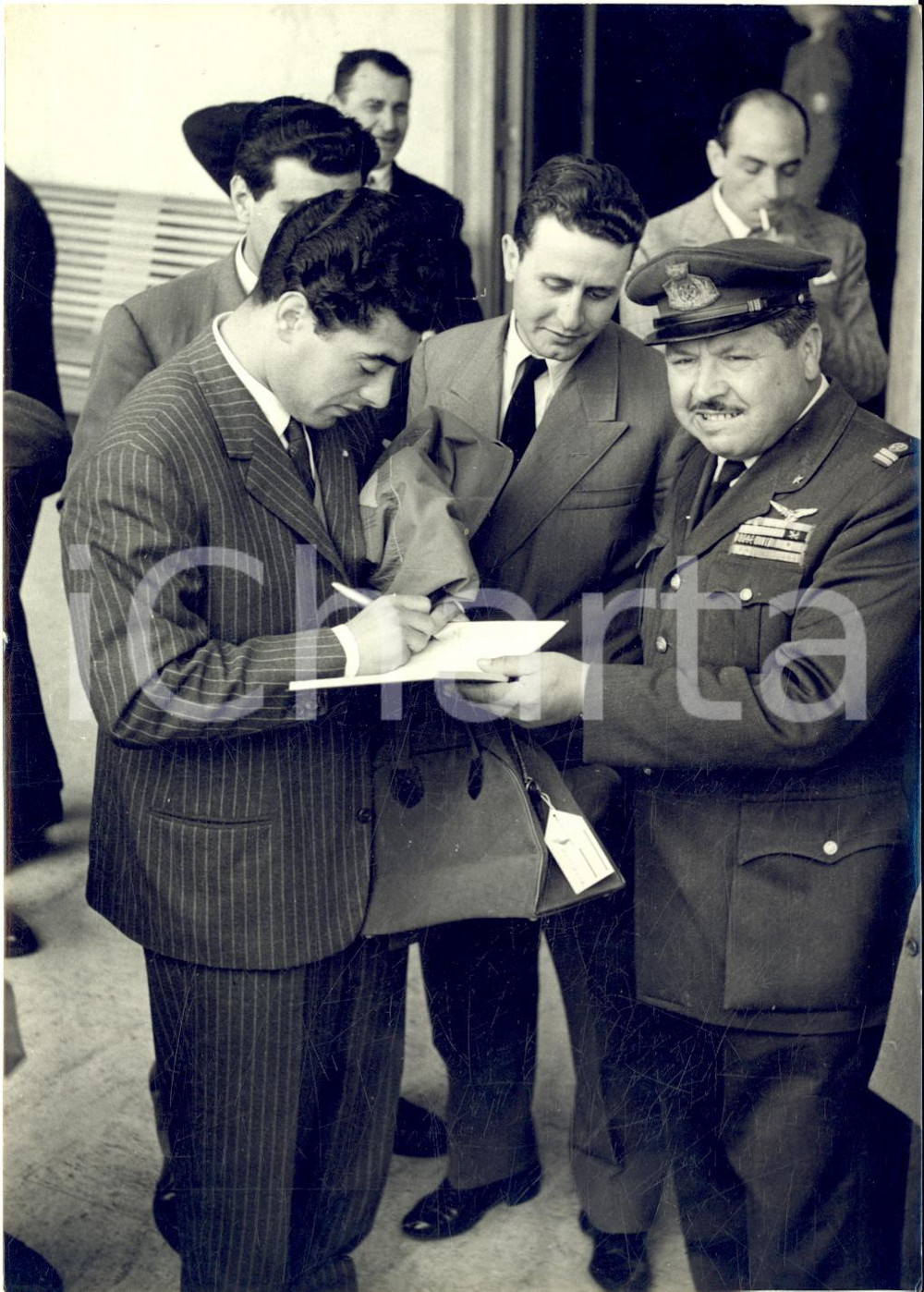 1953 ROMA CALCIO Nazionale B italiana in partenza per ITALIA-GRECIA - Foto 13x18  Fotografia d'epoca con didascalia coeva. CONDIZIONI: G (ma lievi graffi superficiali) FORMATO: 13x18 cm     originale e autentica 1