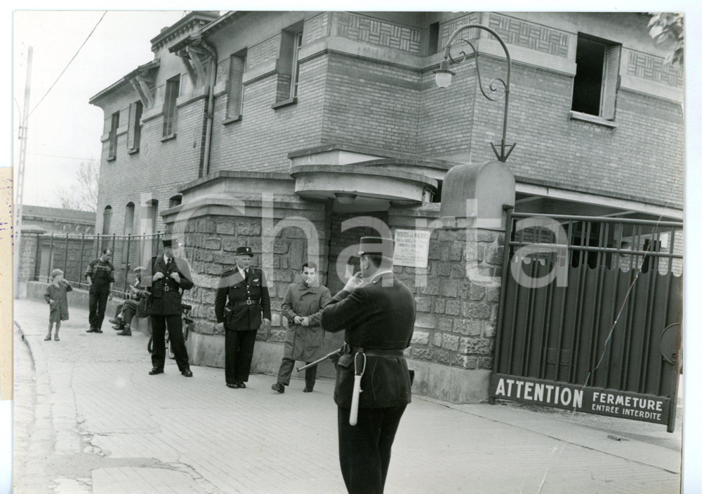 1961 OSPEDALE DI MONTFERMEIL Pattugliamento Polizia dopo attentato *DANNEGGIATA Fotografia d'epoca con didascalia coeva al verso. CONDIZIONI: VERY POOR (piegatura al margine destro)FORMATO: 18x13 cm     originale e autentica 1