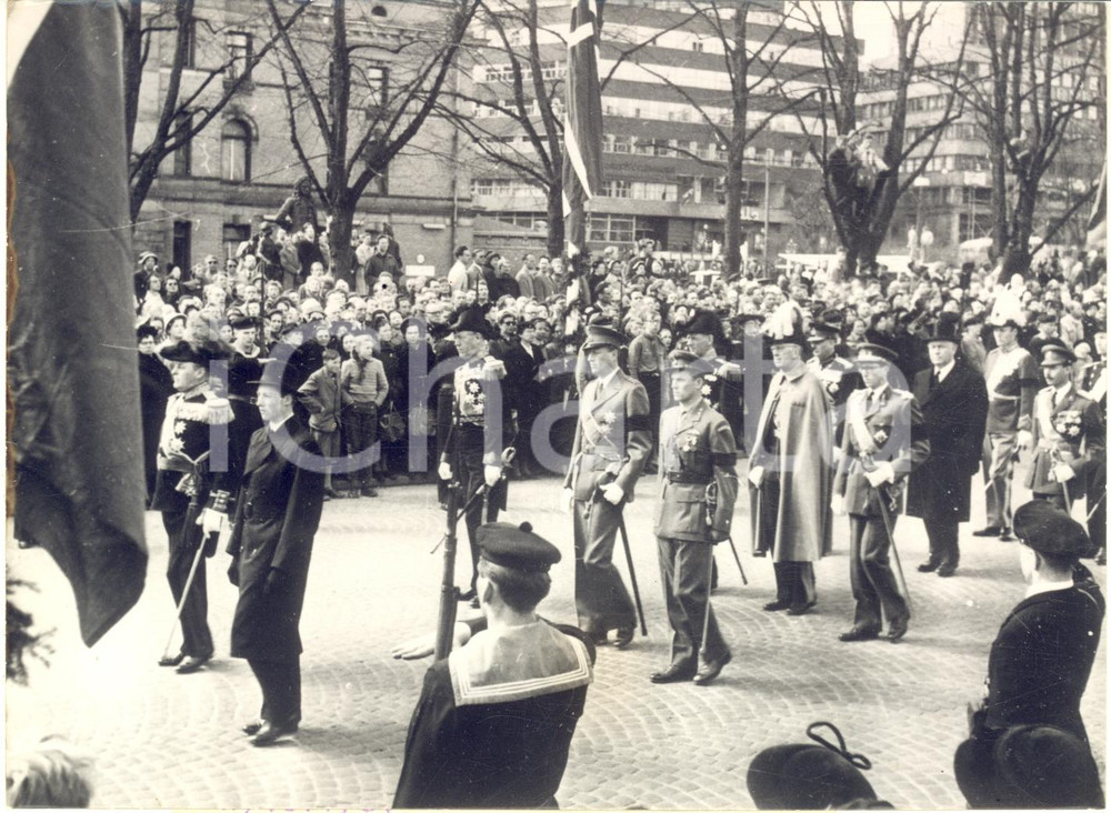 1954 OSLO Funerali principessa Marta di Norvegia Olav V e il figlio Harald FOTO Fotografia d'epoca, con didascalia coeva. CONDIZIONI: FAIR (lieve piegatura angolare; lievi graffi superficiali)FORMATO: 18x13 cm    originale e autentica 1