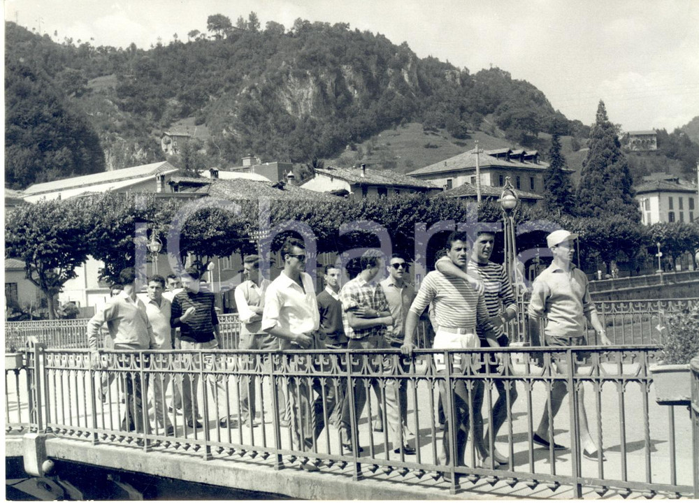 1955 SAN PELLEGRINO TERME I calciatori del MILAN durante il ritiro *Foto 18x13 Fotografia d'epoca con didascalia coeva al verso. CONDIZIONI: FAIR (increspature al margine superiore)FORMATO: 18x13 cm     originale e autentica 1