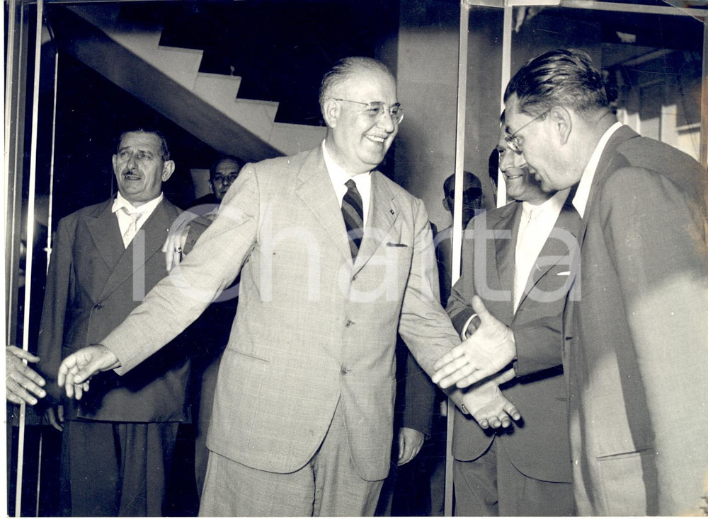 1955 ROMA CALCIO Presidente DE GENNARO alla Commissione d'Appello Federale Fotografia d'epoca con didascalia coeva al verso. CONDIZIONI: FAIR (alone al lato destro e piegatura angolare)FORMATO: 18x13 cm     originale e autentica 1