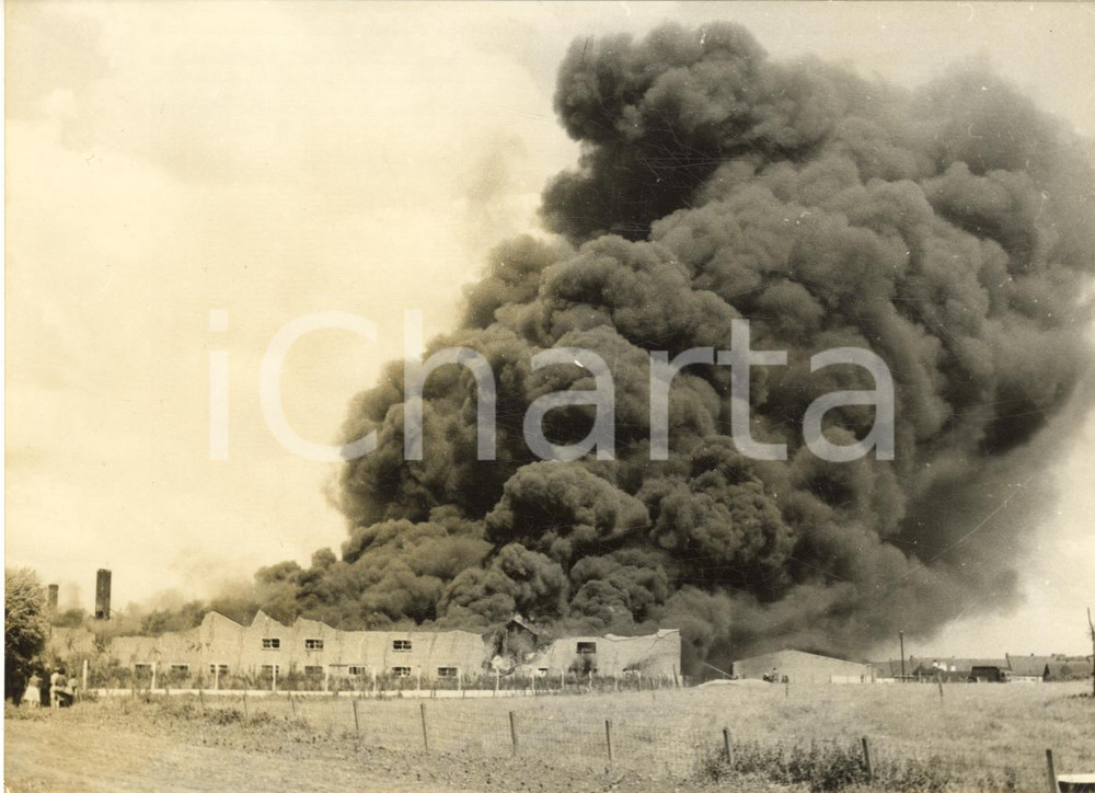 1960 COURTRAI (BELGIQUE) Incendio in una fabbrica di pneumatici - Foto 18x13  Fotografia d'epoca con didascalia coeva.    CONDIZIONI: fair (increspature al margine inferiore) FORMATO: 18x13 cm     originale e autentica 1
