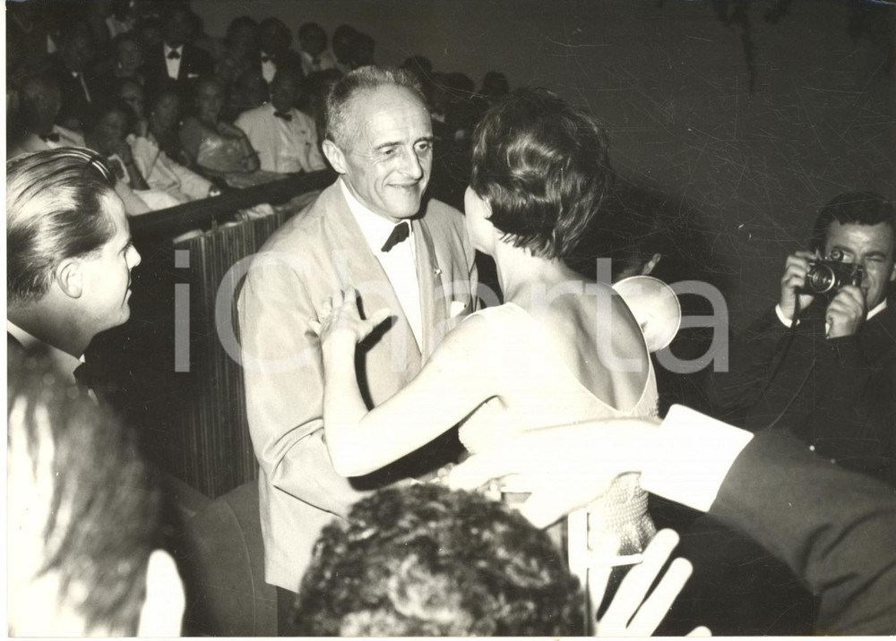 1959 VENEZIA Mostra del Cinema - Sonja ZIEMANN abbraccia René CLAIR - Foto