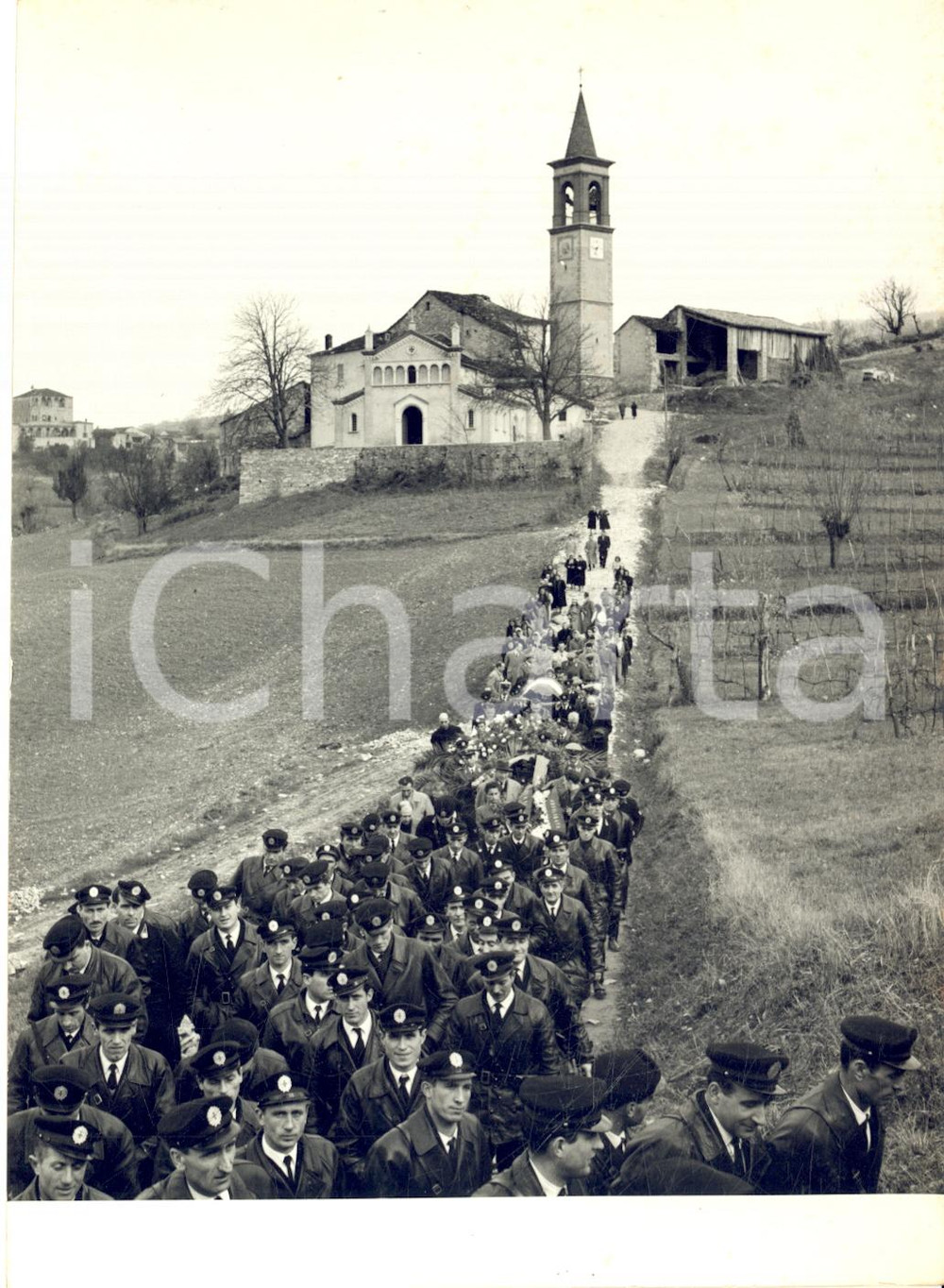 1957 BETTOLA DI PIACENZA Funerali Giacomo BOCCELLARI vittima dei banditi *Foto Fotografia d'epoca con didascalia coeva.  CONDIZIONI: G (ma lieve sovraimpressione al lato destro) FORMATO: 13x18 cm    originale e autentica 1