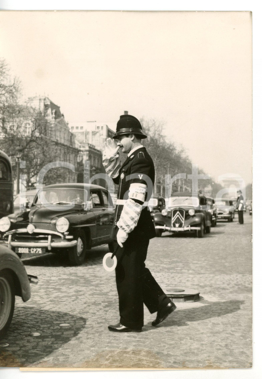 1954 PARIS Pizzardone dirige il traffico con la paletta *Foto 13x18 cm