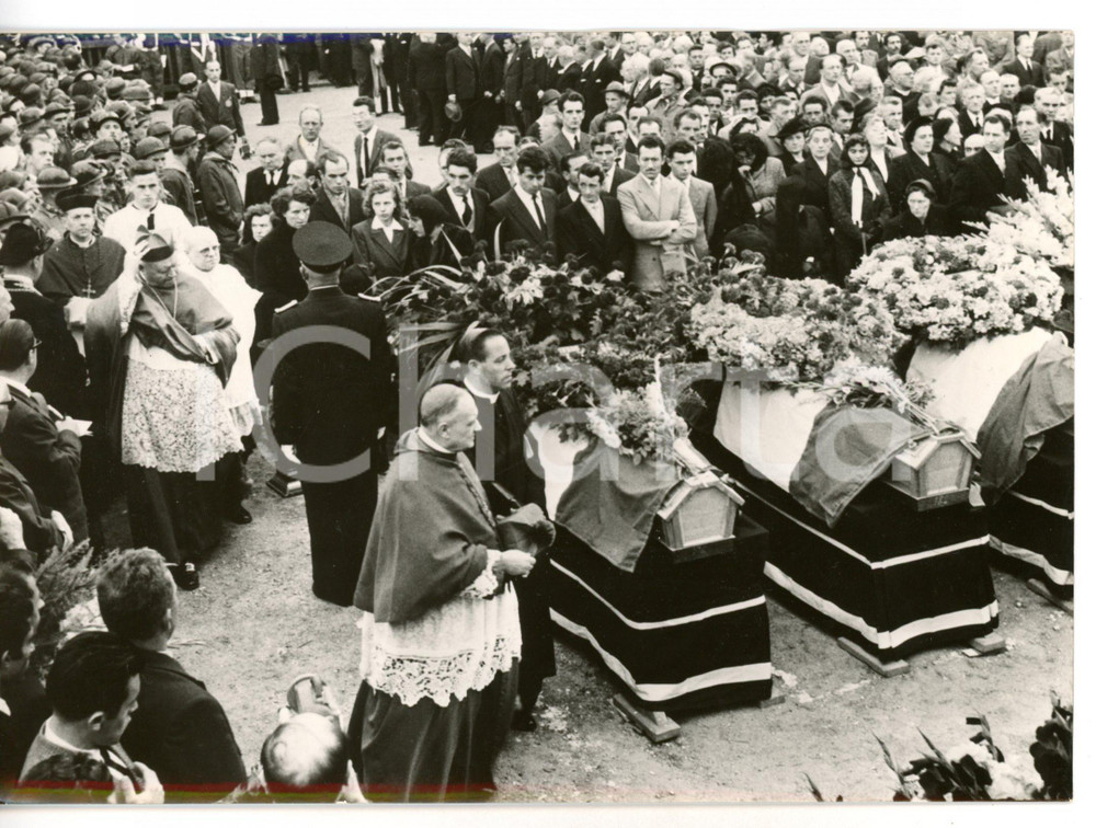 1956 CHARLEROI Tragedia di MARCINELLE - Efrem FORNI benedice le bare *Foto 18x13 Fotografia d'epoca con didascalia coeva al verso. CONDIZIONI: GFORMATO: 18x13 cm     originale e autentica 1