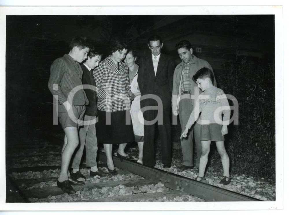 1956 TORINO Bambino Luciano BUTTURINI scongiura tragedia ferroviaria *Foto 18x13 Fotografia d'epoca con didascalia coeva al verso. CONDIZIONI: GFORMATO: 18x13 cm     originale e autentica 1