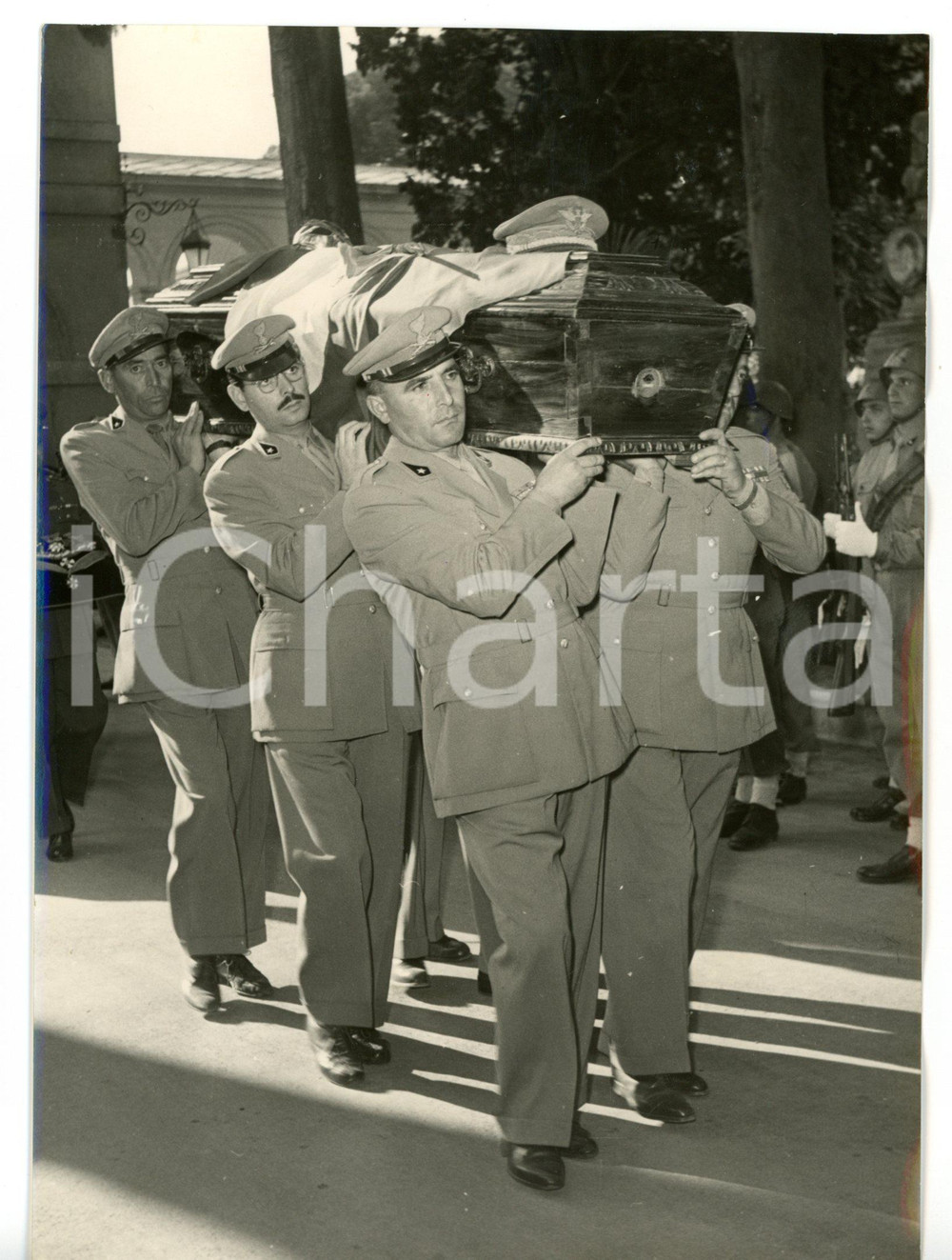 1953 ROMA Cimitero del Verano - Traslazione salma del generale Umberto UTILI  Fotografia d'epoca con didascalia coeva al verso. CONDIZIONI: FAIR (ondulatura al margine destro)FORMATO: 13x18 cm     originale e autentica 1