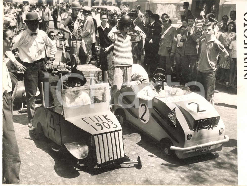 1955 ca NAPOLI Gara tra studenti su automobili di legno *Foto CURIOSA 18x13 cm