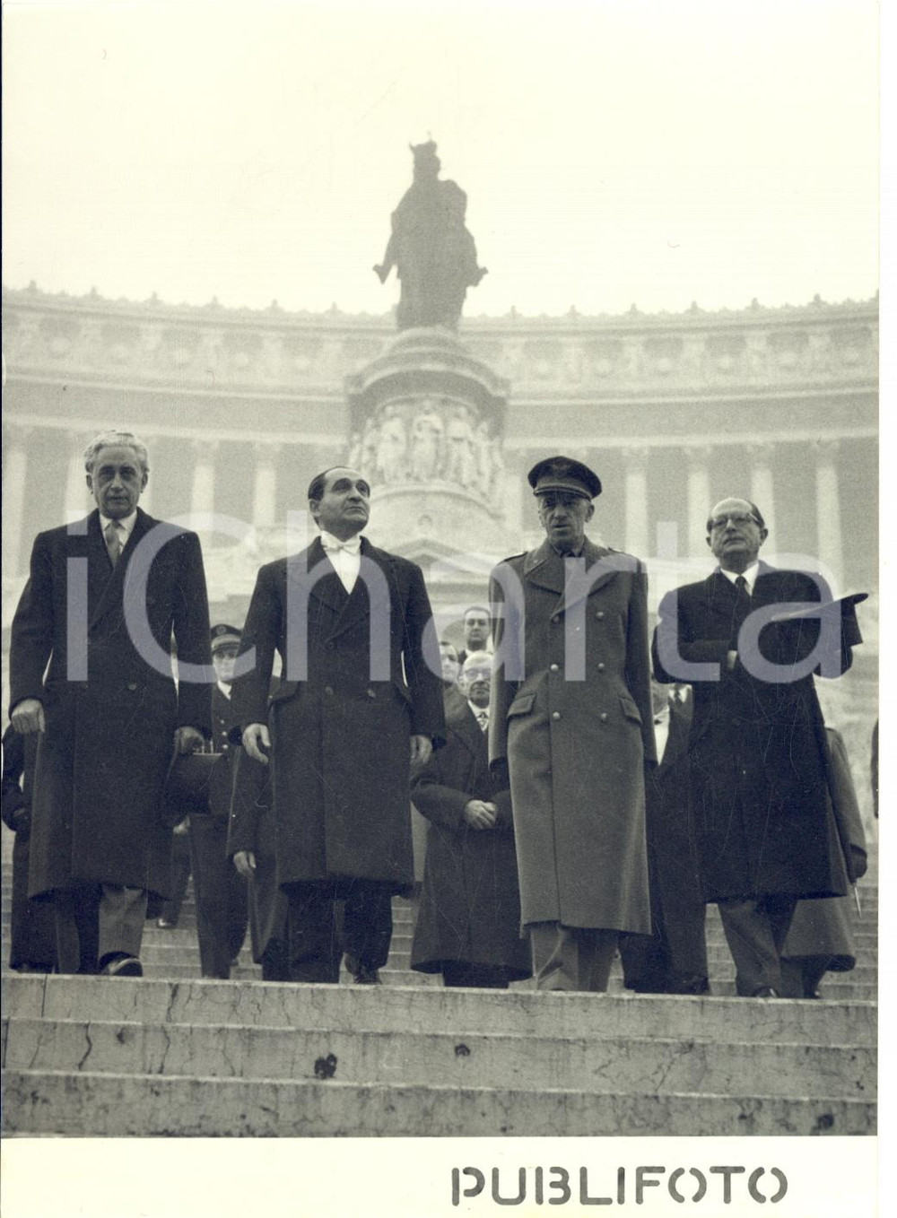 1955 ROMA Pierre MENDÃˆS FRANCE rende omaggio al Milite Ignoto *Foto 13x18  Fotografia d'epoca con didascalia coeva.   CONDIZIONI: FAIR (sovraimpressione circolare centrale) FORMATO: 13x18 cm     originale e autentica 1