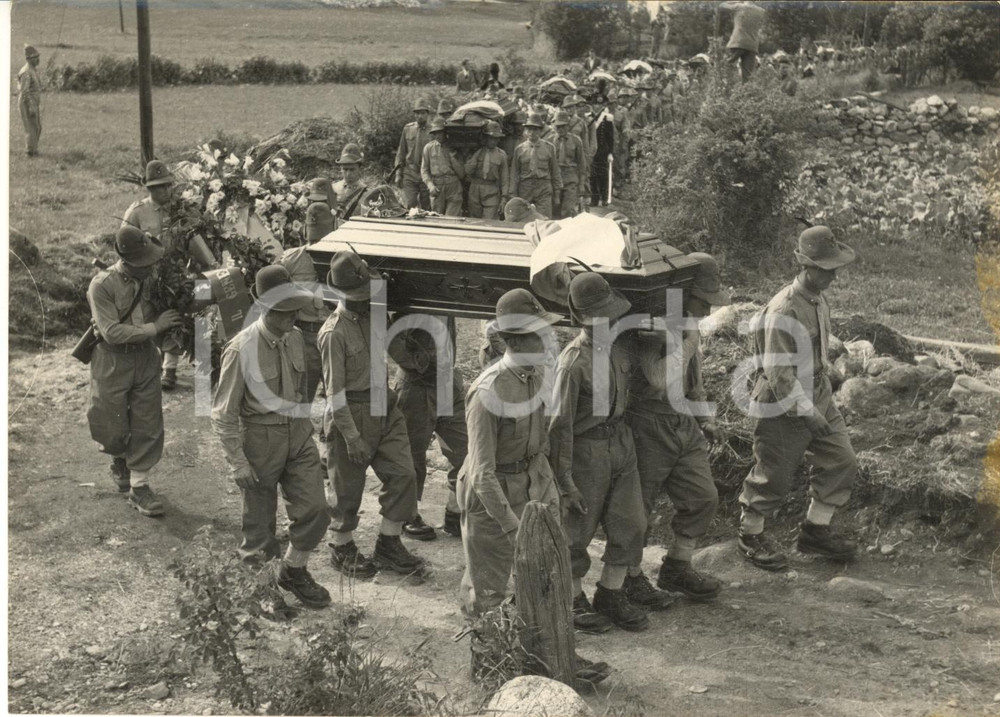 1954 PONTE DI LEGNO Funerali alpini morti nella Tragedia del GAVIA *Foto 18x13  Fotografia d'epoca con didascalia coeva al verso.   CONDIZIONI: fair (sovraimpressione circolare e aloni al lato destro)FORMATO: 18x13 cm     originale e autentica 1