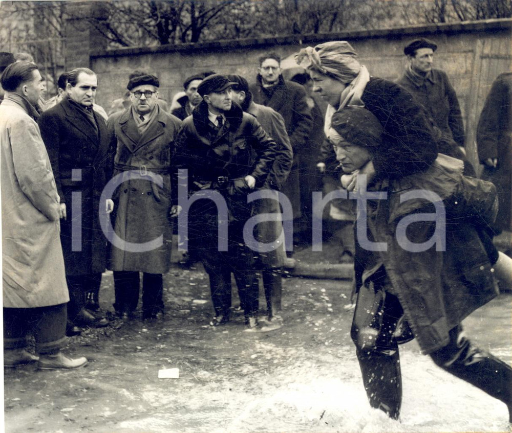 1955 ca VILLENEUVE-SAINT-GEORGES Pierre MENDÃˆS FRANCE visite la ville inondÃ©e   Fotografia d'epoca con didascalia coeva.  CONDIZIONI: FAIR (graffi superficiali) FORMATO: 16x13 cm      originale e autentica 1