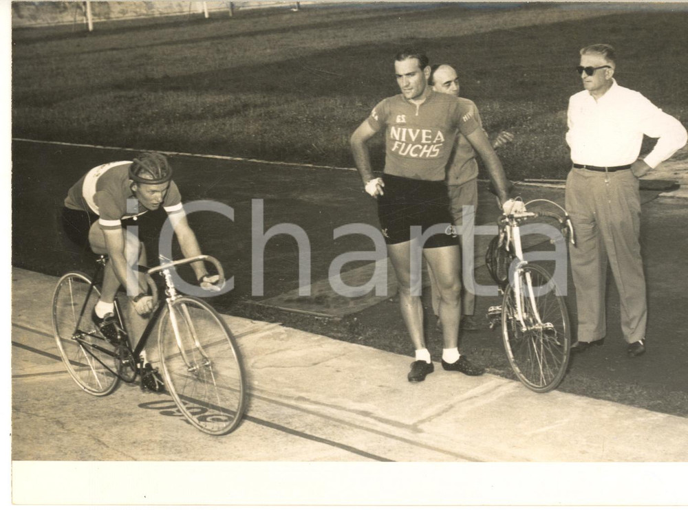 1955 CICLISMO DALMINE Angelo FARINA osserva Leandro FAGGIN in allenamento