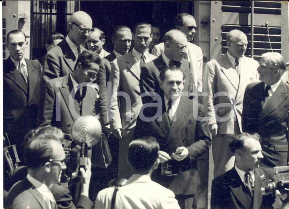 1954 GENEVE Accords sur l'Indochine - Pierre MENDÃˆS FRANCE Anthony EDEN *Photo  Fotografia d'epoca con didascalia coeva.  CONDIZIONI: FAIR (graffi superficiali e piegature al lato destro) FORMATO: 16x13 cm      originale e autentica 1