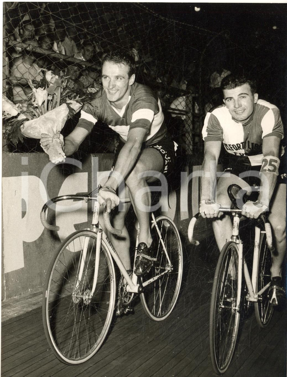 1958 MILANO CICLISMO Mondiali Dilettanti - Valentino GASPARELLA vincitore *Foto Fotografia d'epoca con didascalia coeva.  CONDIZIONI: G  FORMATO: 13x18 cm    originale e autentica 1