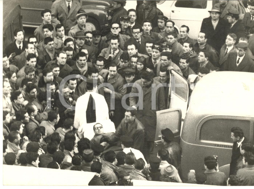1959 FIRENZE Sciopero Officine GALILEO - Soccorsi a un dimostrante ferito *Foto